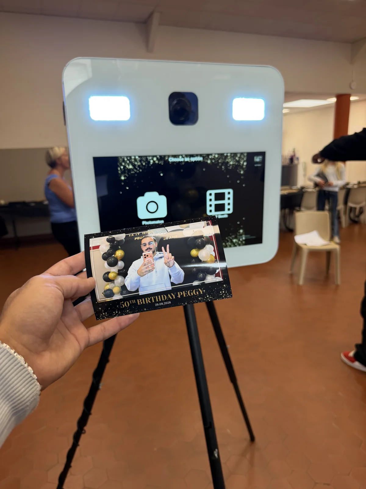 Le photobooth SELPHOTO en pleine fête et une photo imprimée que les invités emportent