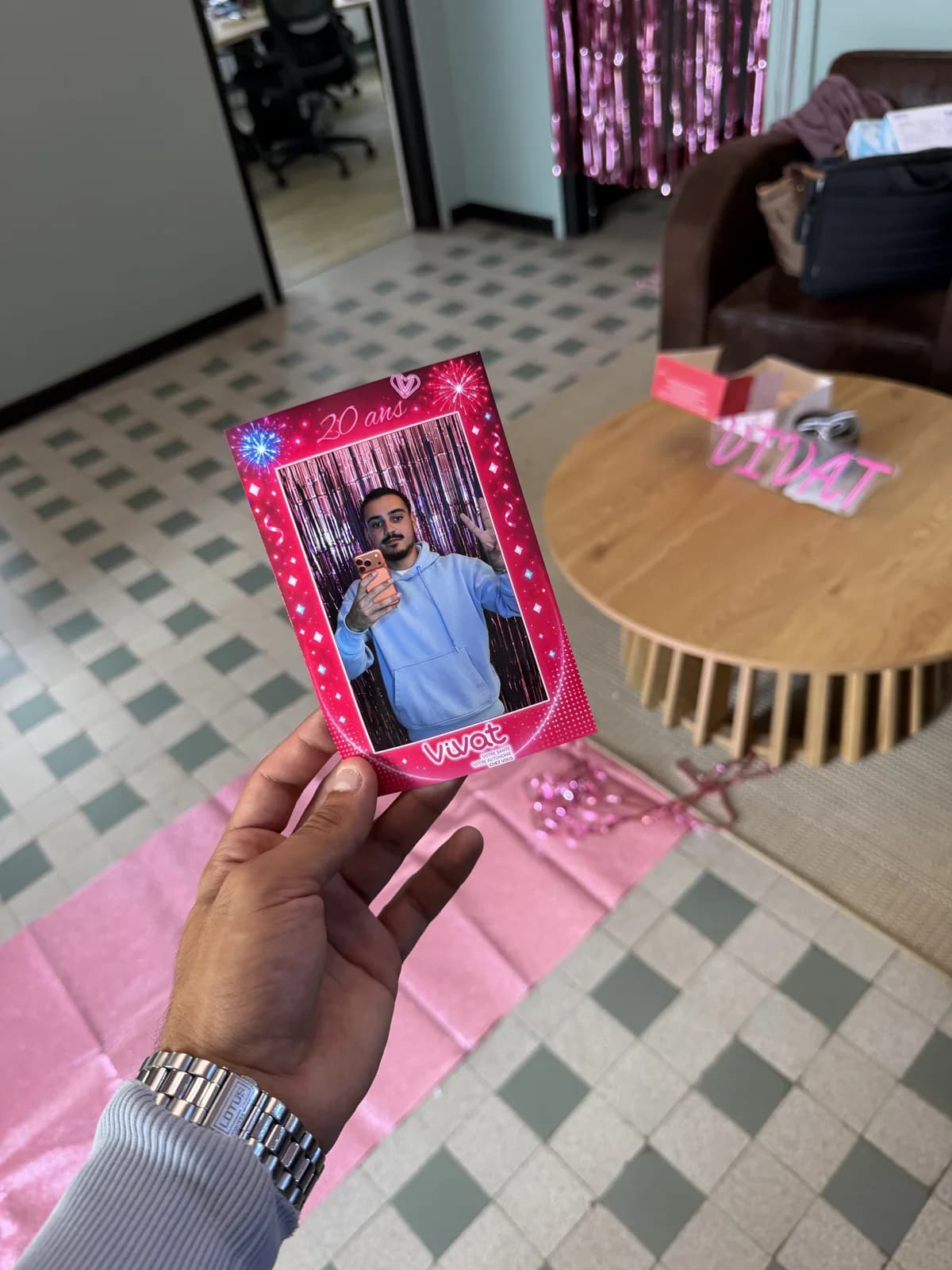 Une photo souvenir rose personnalisée, tenue en main